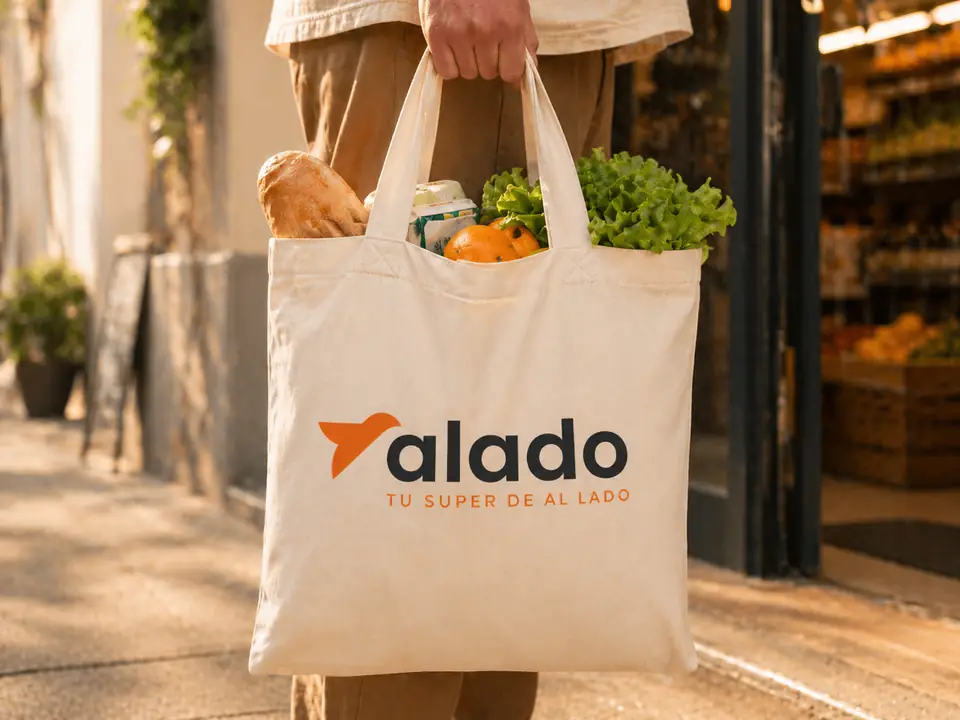 Persona con una bolsa de tela de Alado con fruta y verdura