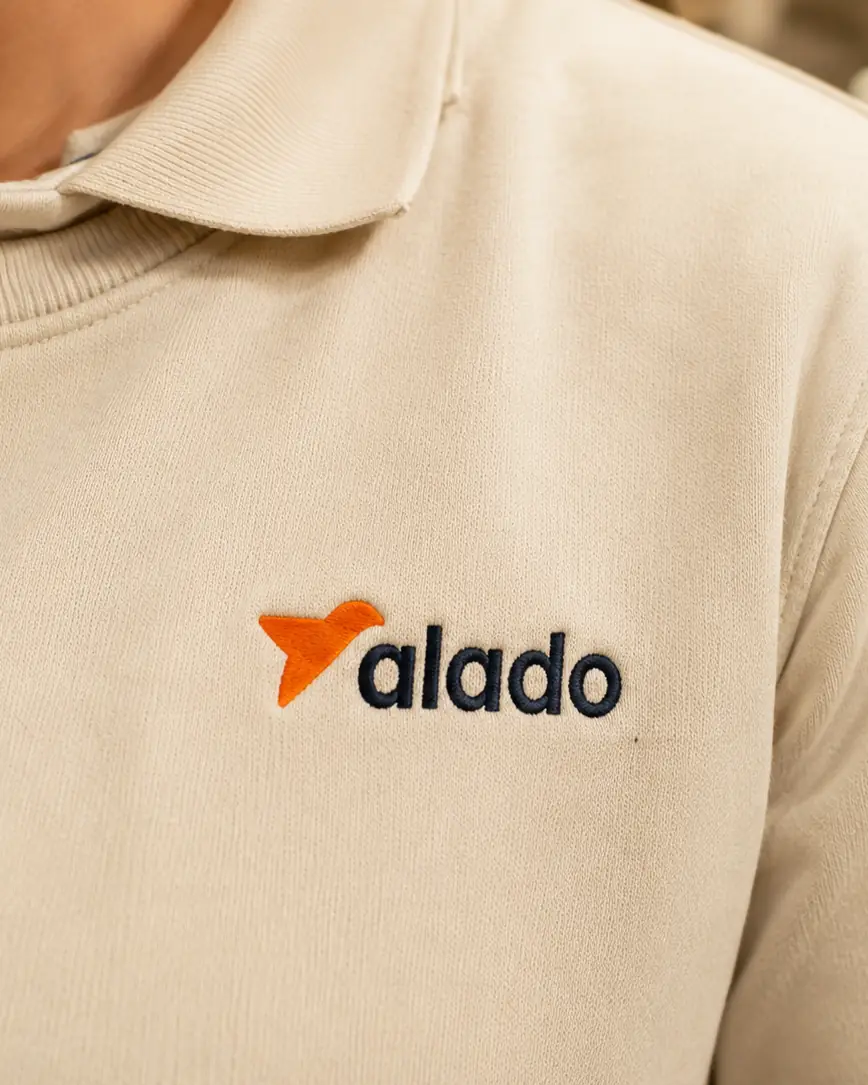 Detalle del logotipo de Alado bordado en una sudadera