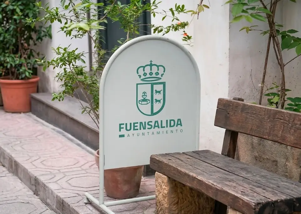 Monolito con el escudo de Fuensalida