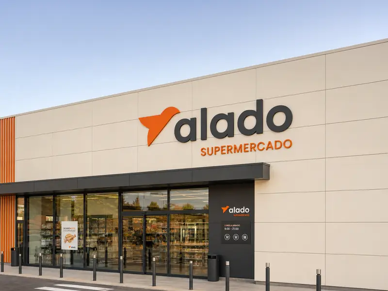 Fachada de un supermercado Alado con el logotipo naranja de la marca