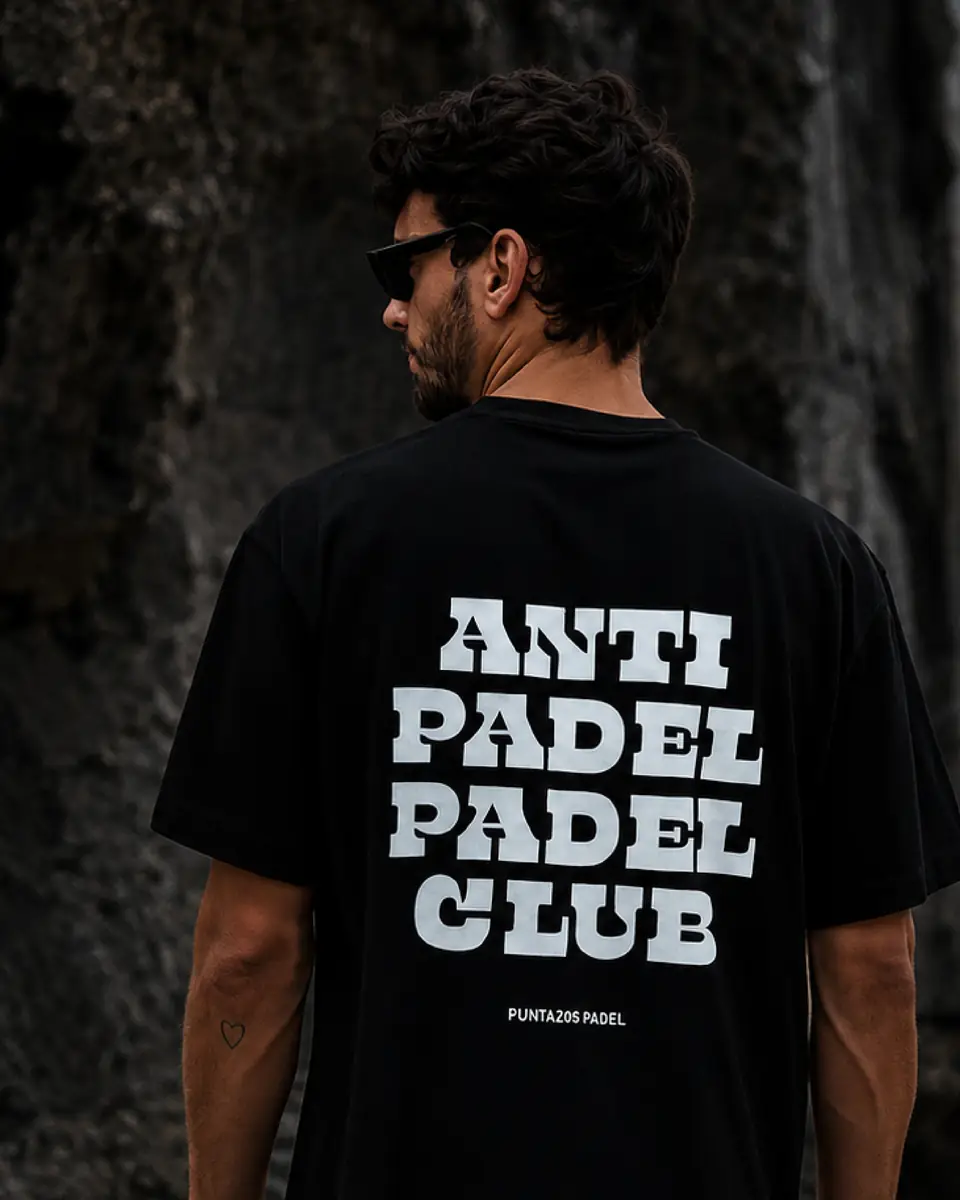 Camiseta negra de Puntazos Pádel con el lema «Anti Padel Padel Club»